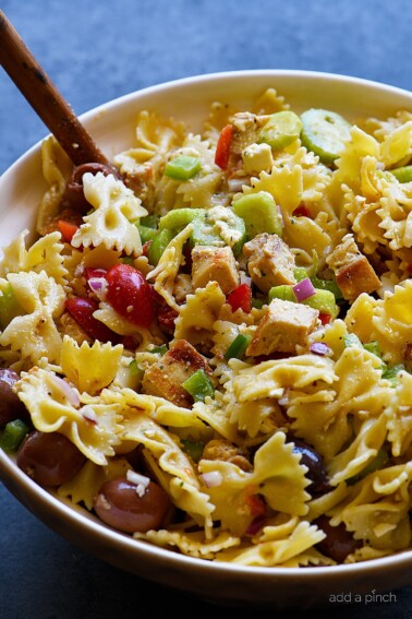 Greek Chicken Pasta Salad Recipe - This easy pasta salad recipe is so easy and delicious! Made with grilled chicken, pasta, an assortment of vegetables and topped with feta cheese and a delicious Greek dressing.